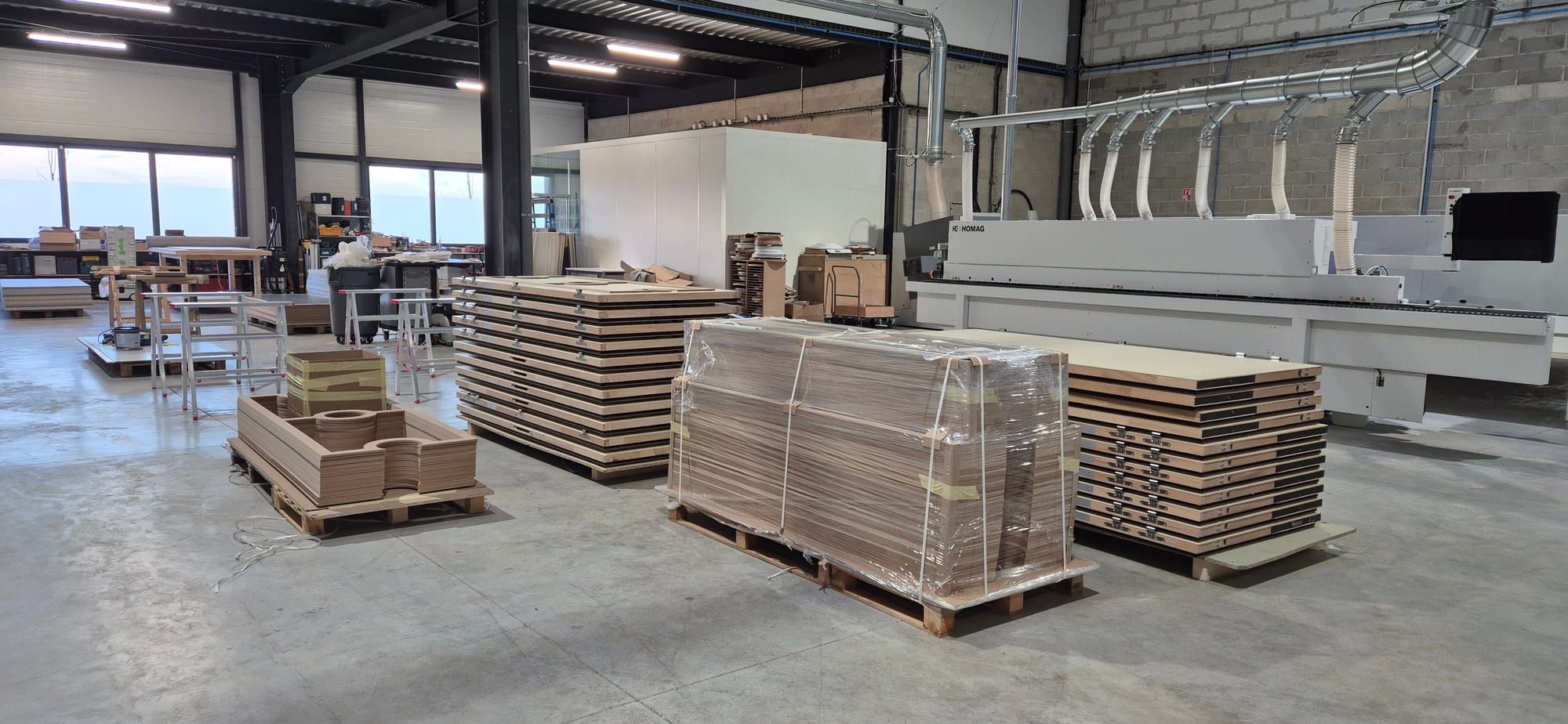 Machine CNC Homag et panneaux préparés dans l'atelier SOFRIM