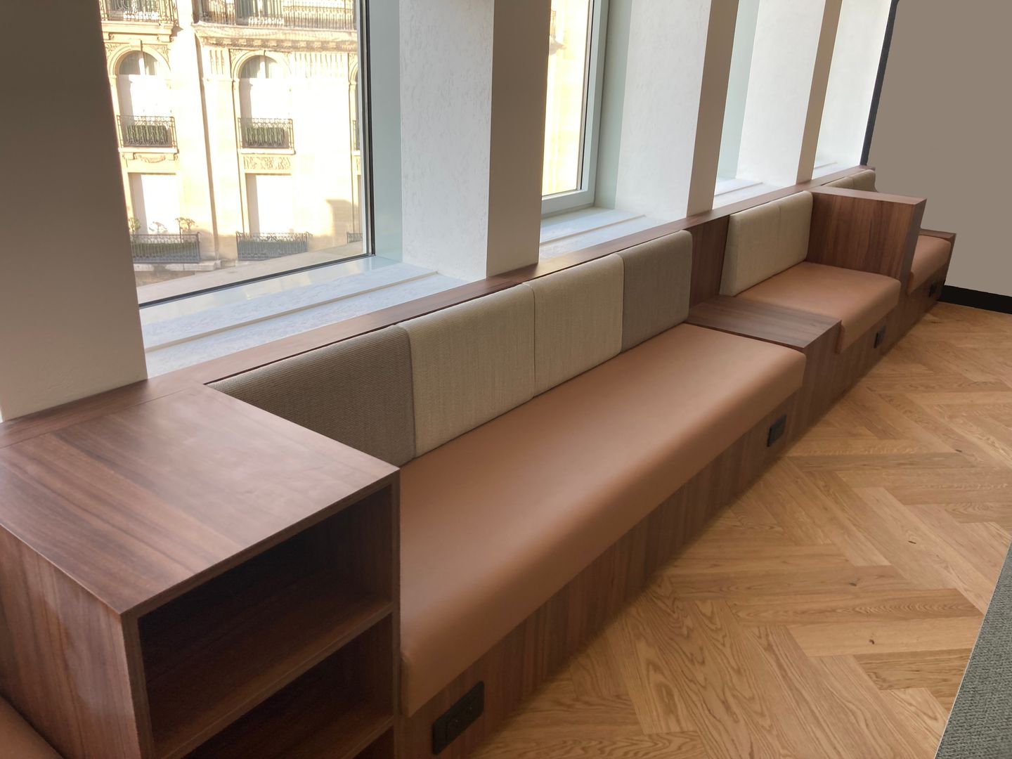 Banquette en noyer sur mesure avec vue parisienne, réalisation SOFRIM
