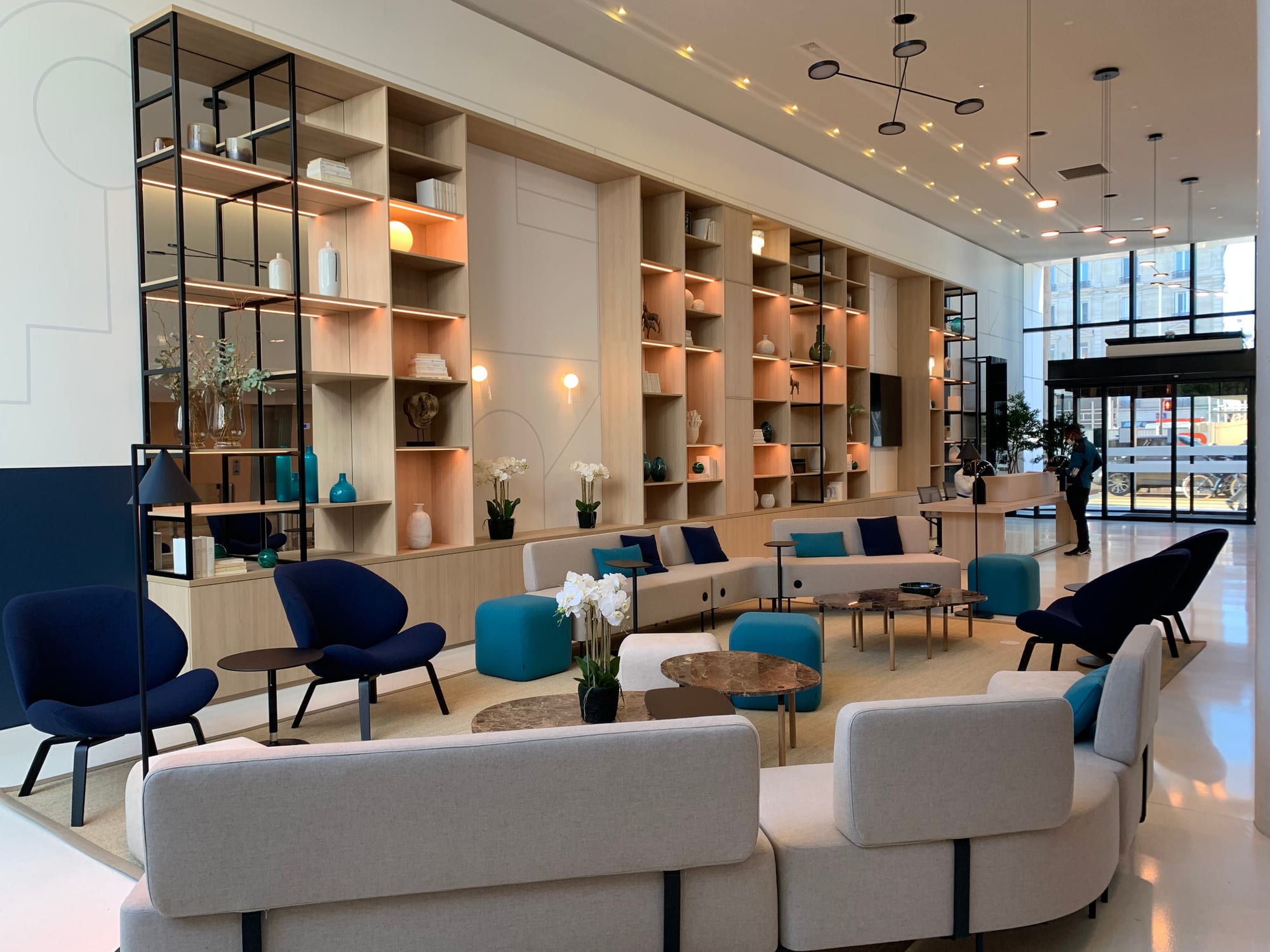 Bibliothèque grand format en bureaux corporate, réalisation SOFRIM