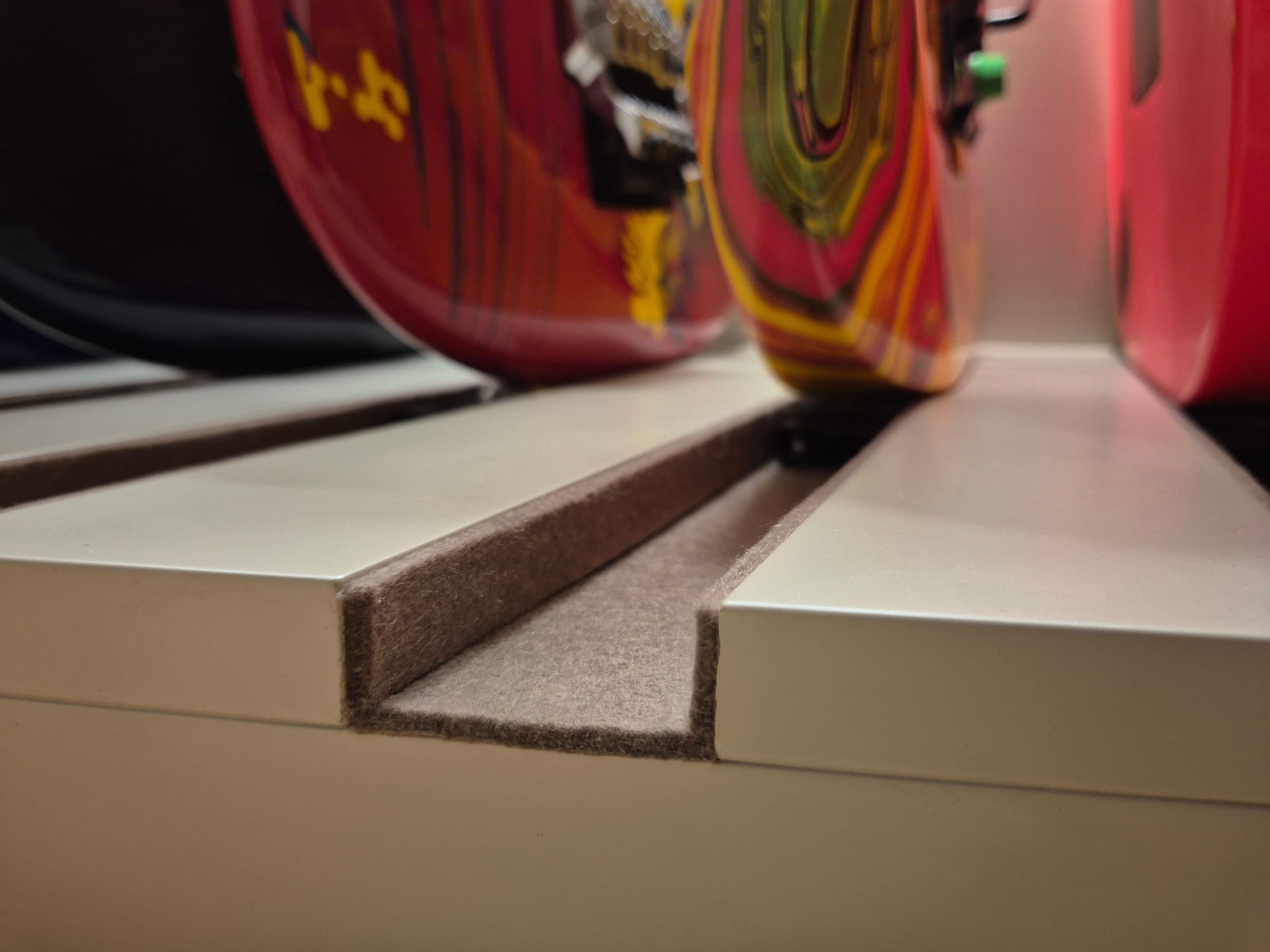 Vitrine guitares en aménagement sur mesure, réalisation SOFRIM